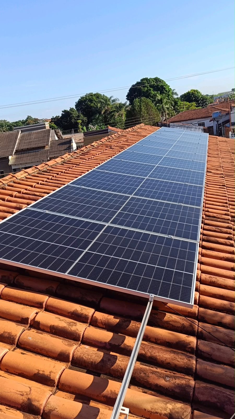 Instalação de painéis solares em telhado residencial